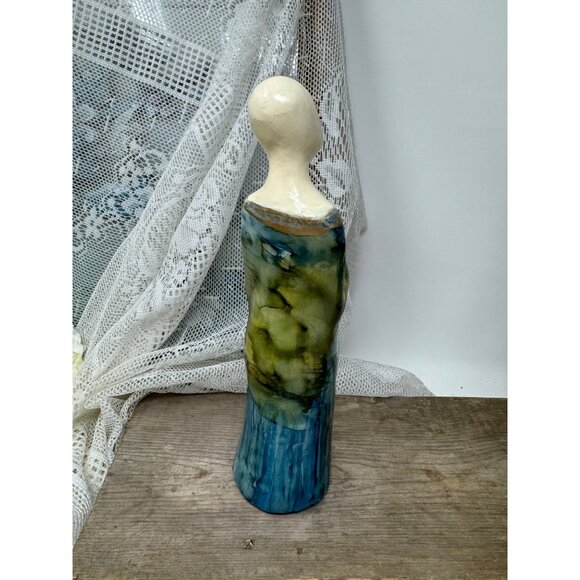 Beautiful Faceless Lady Figurine Holding a Heart Elegant Pottery - Picture 3 of 6